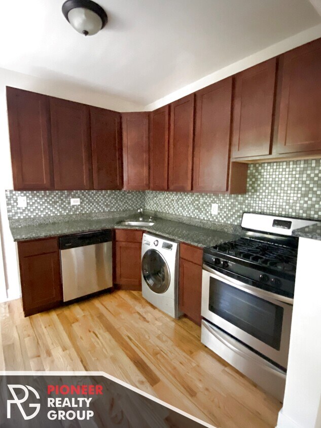 Primary Photo - 3519 N Racine Ave
