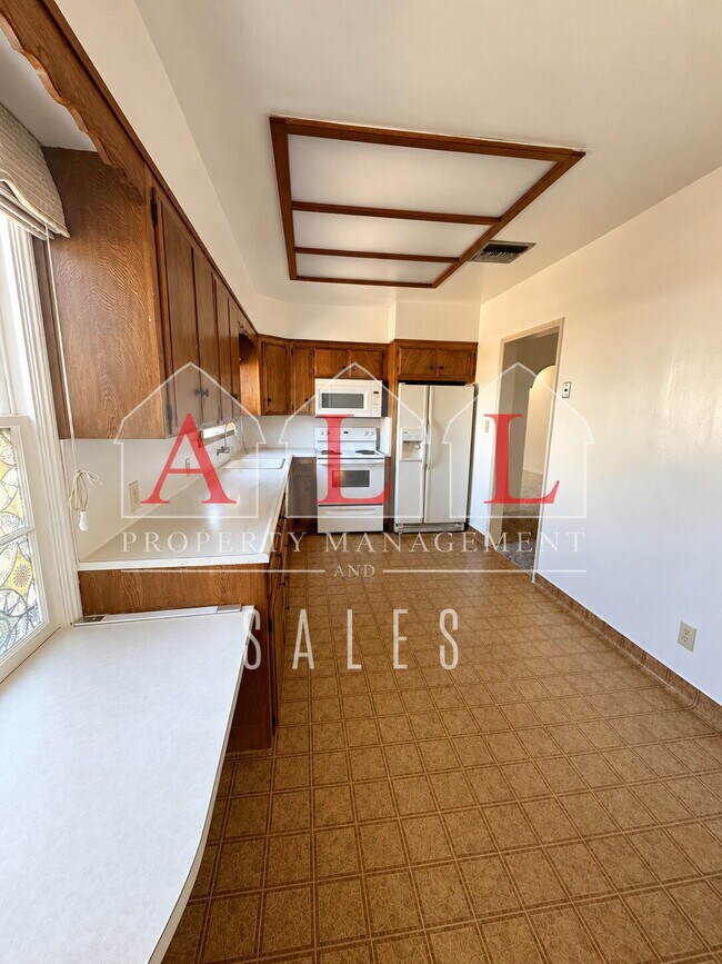 Building Photo - 2520 La Siesta Dr