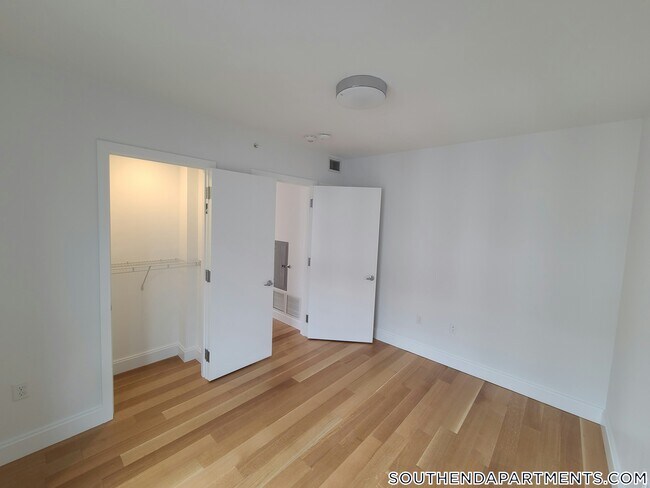 Foto del edificio - 150 Camden St