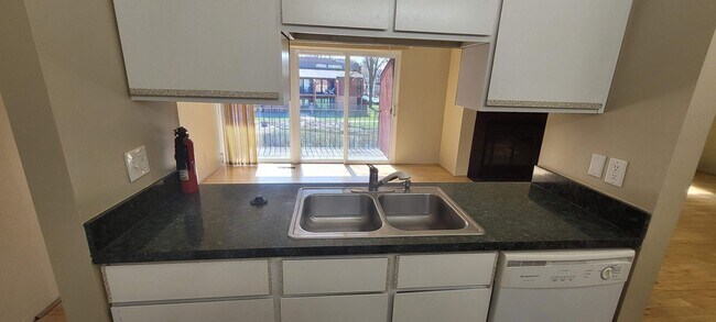 Foto del edificio - Two-Bedroom Condo| Parking + WiFi Included!