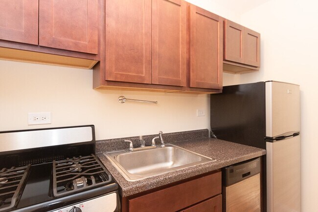 Foto del edificio - 821 W Diversey Pkwy