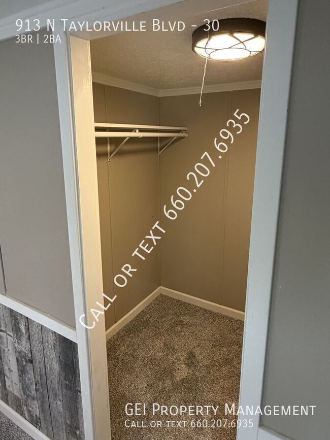 Building Photo - 913 N Taylorville Blvd