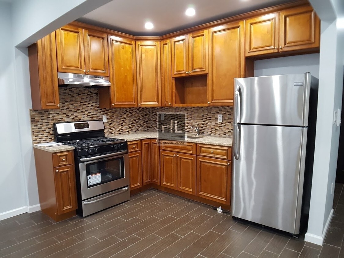 Building Photo - 615 Saint Johns Pl