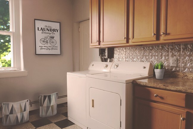 A la hora del almuerzo, esta pizzería en Clifton Heights recibe un flujo constante de pedidos y recogidas. - 35 Maple Ave