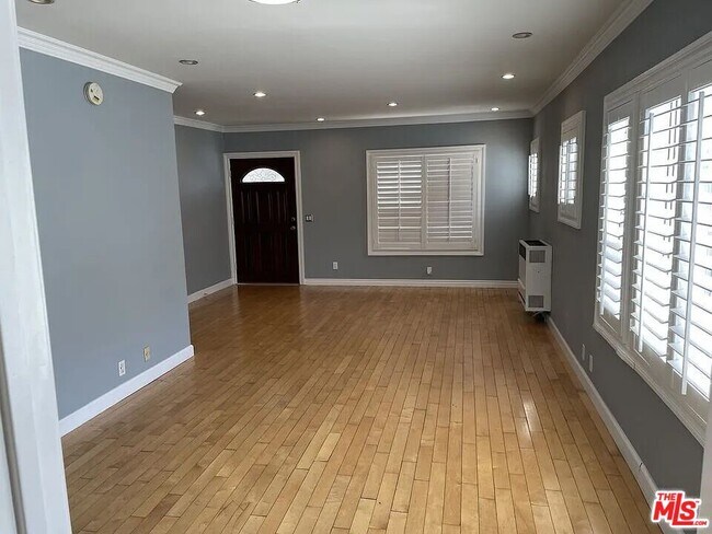Building Photo - 713 W 49th Pl