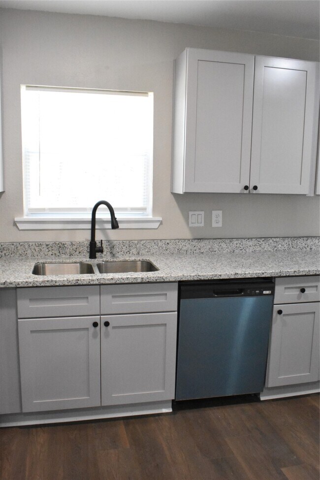 Foto del edificio - 8113 Bigwood St