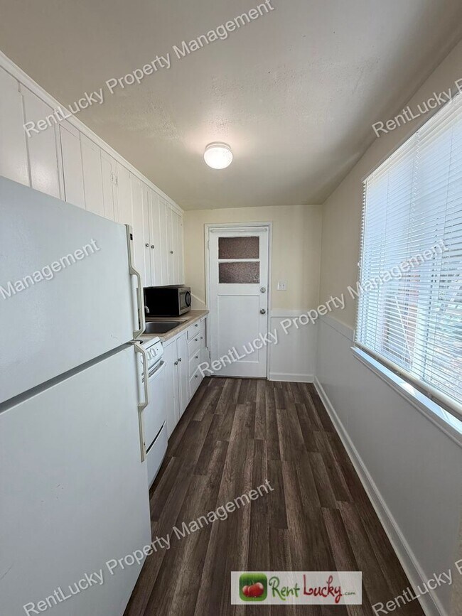 Foto del edificio - Cute and Remodeled 2-Bedroom Duplex in Great Seattle Location!
