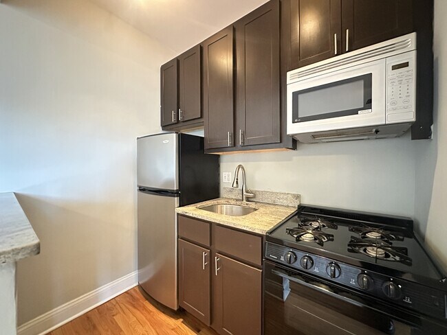 Building Photo - 4644 N Paulina St