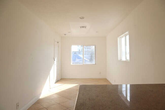 Foto del edificio - 2bed2bath Apartment in Heart of Pico Robertson!