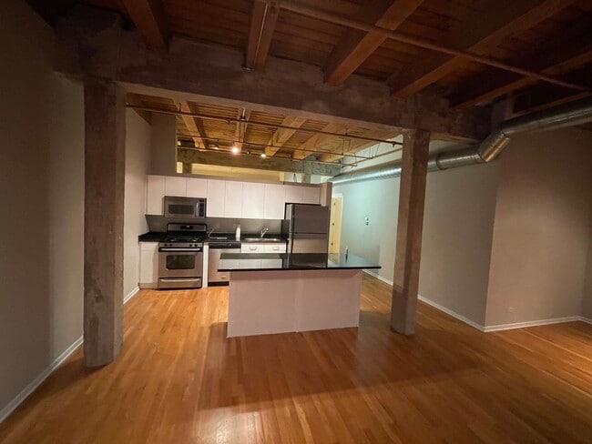 Building Photo - 333 S Desplaines St