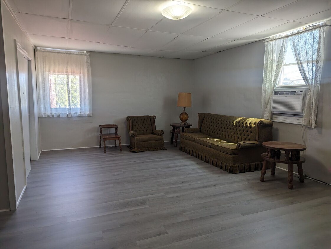 Foto principal - 2 BEDROOM UPSTAIRS FURNISHED APARTMENT