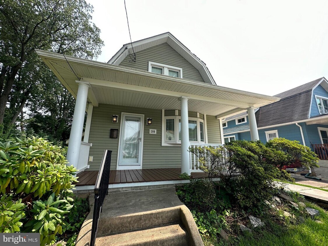 Primary Photo - 208 E Collingswood Ave