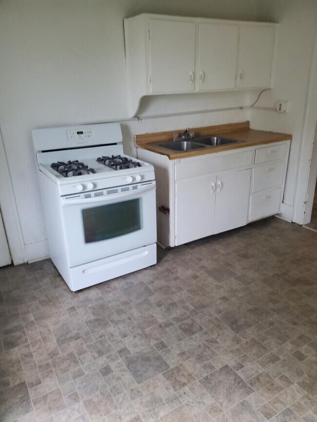 216 E Washington St Unit 1, Freeport, IL 61032 Room for Rent in
