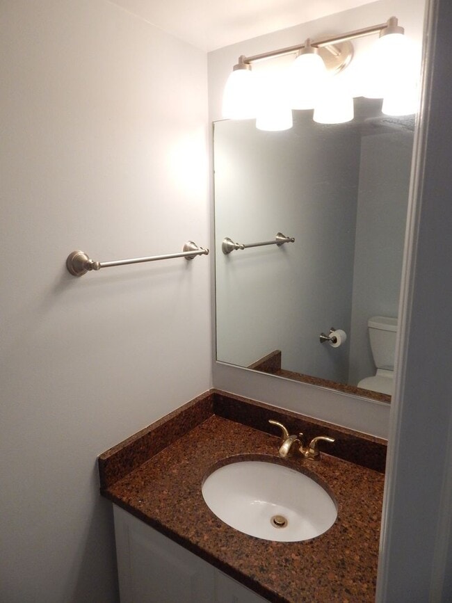 Foto del edificio - Cozy TH in Great Alexandria Location!