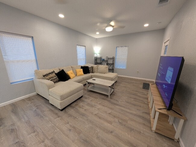 Building Photo - 118 Canadian St