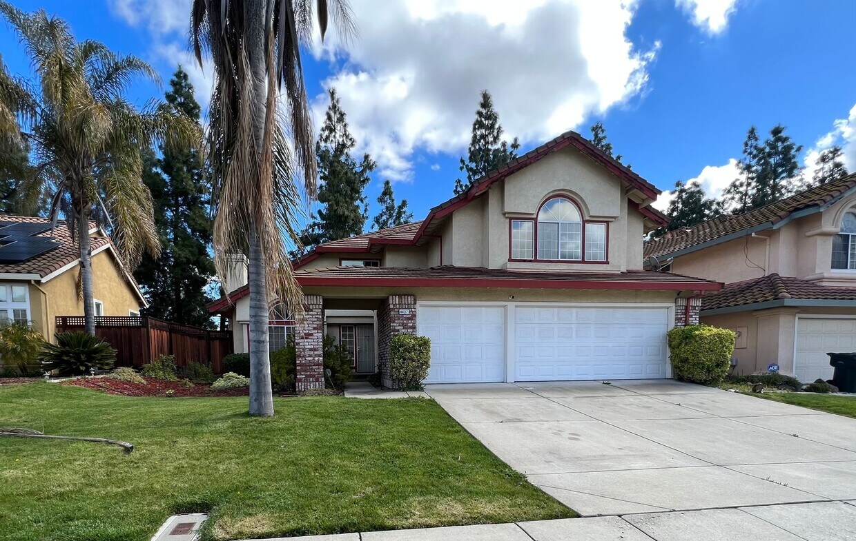 Foto principal - Huge 2 Story 5 Bedroom 3 Car Garage Home w...