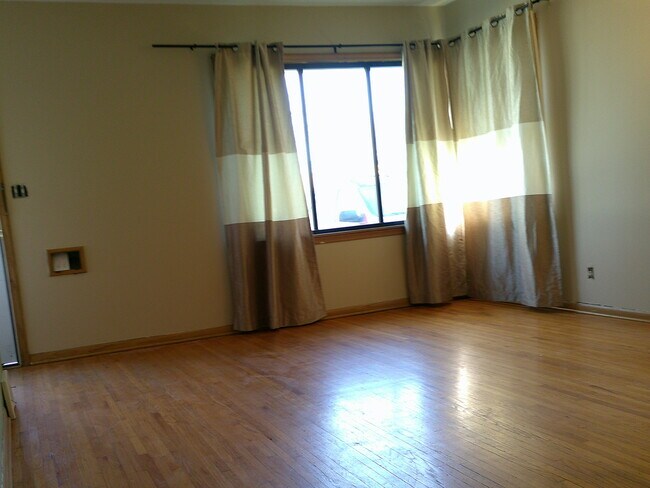 Foto del edificio - 632 Upton Ave S
