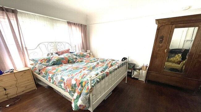 Dormitorio - 2637 S Catalina St