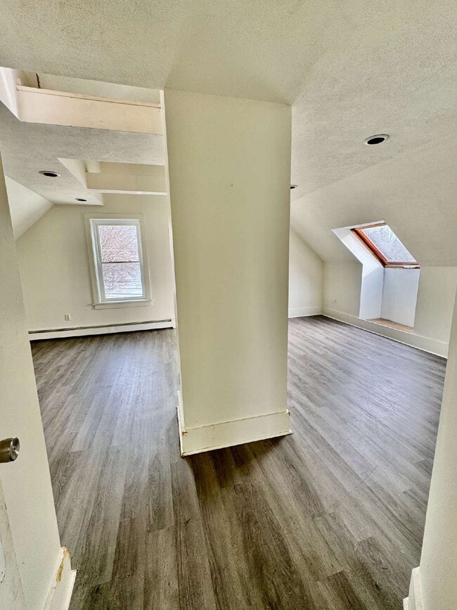 Building Photo - Bright Three Bedroom Apartment with Architectural Charm!