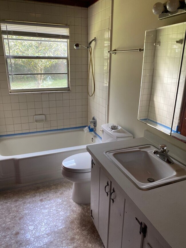 Foto del edificio - 2 bedroom 1 bath not too far from downtown...