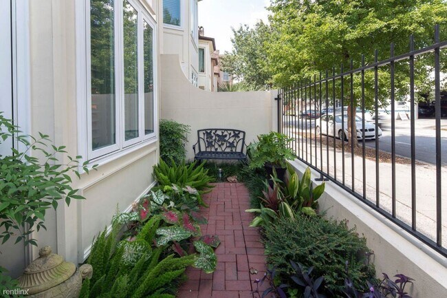Foto del edificio - 2 br, 2.5 bath House - 525 E Broughton St