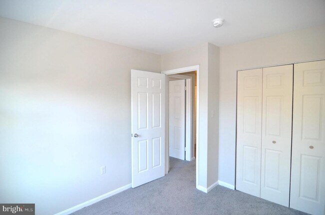 Building Photo - 3947 Pine Cone Cir