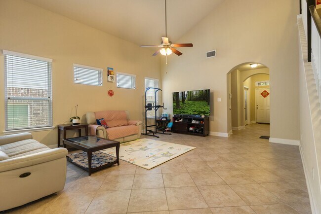 Building Photo - Charming Home Awaits: Spacious & Modern Li...