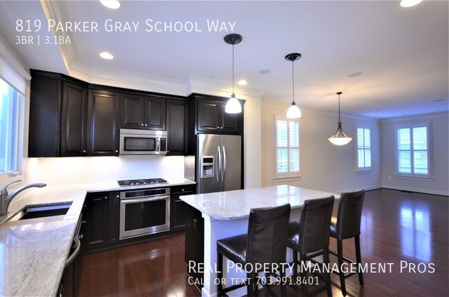 Building Photo - Beautiful End Unit Townhouse, Ideal Old To...