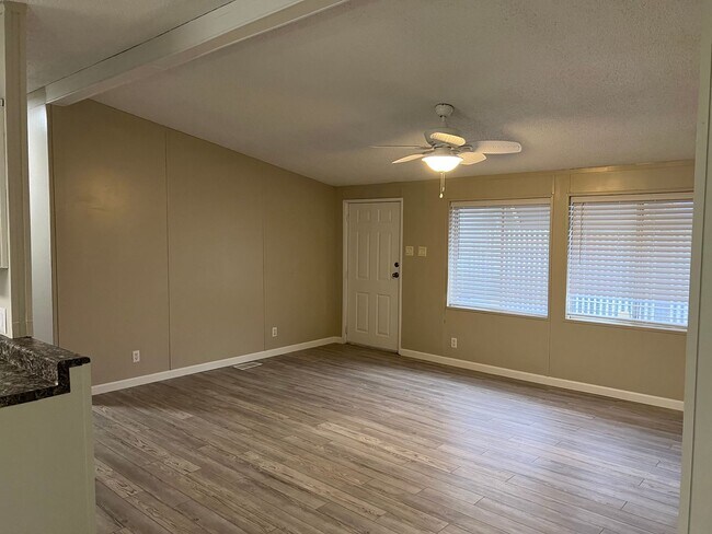 Building Photo - FIRST 2 WEEKS RENT FREE! Beautiful Remodel...