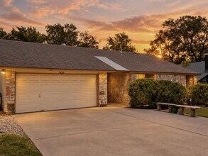 Building Photo - 906 Acorn Oaks Dr