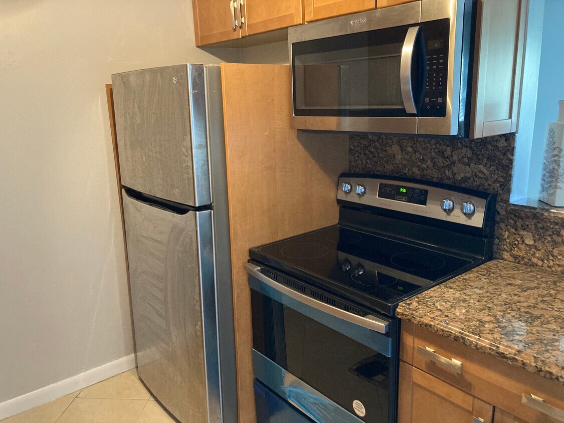 New ss appliances - 2505 Antigua Ter