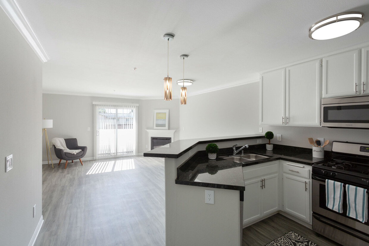 Foto principal - Warner Center Townhomes