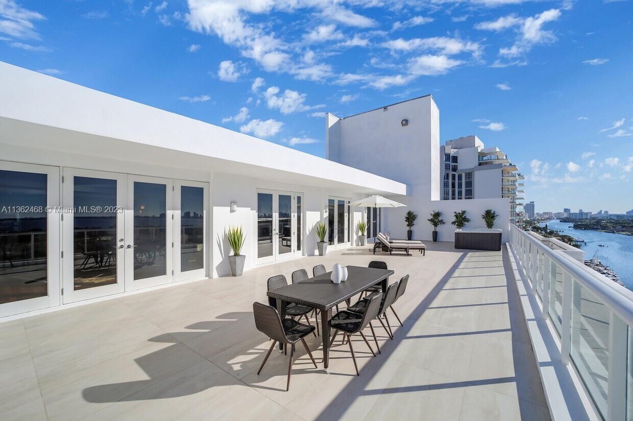 Primary Photo - 5600 Collins Ave