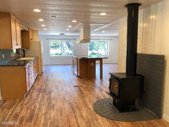 Building Photo - 16210 Royal Ln