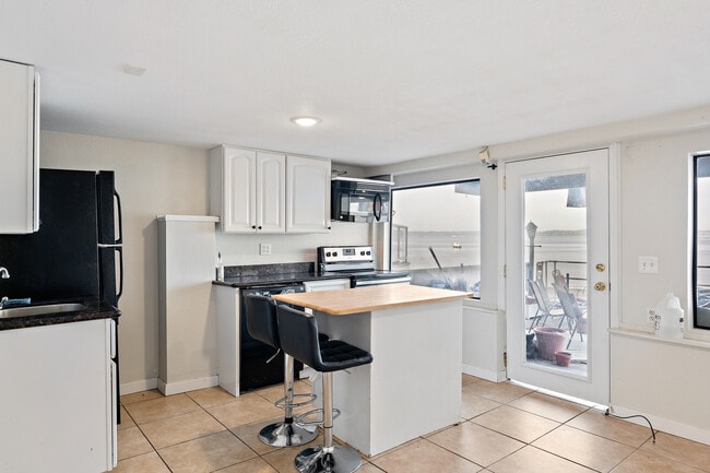 Building Photo - 4703 Beach Dr SW
