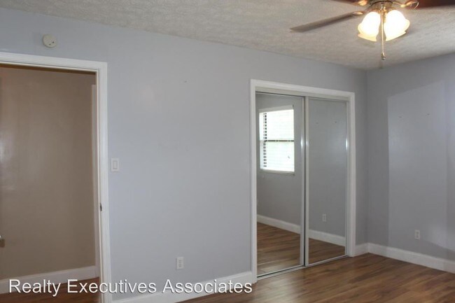 Building Photo - 2424 Southview Dr