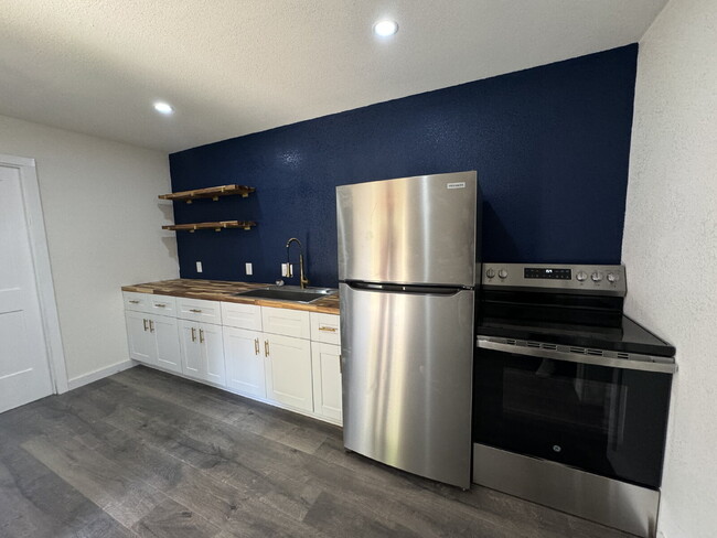 Building Photo - 2/2 Updated house!!