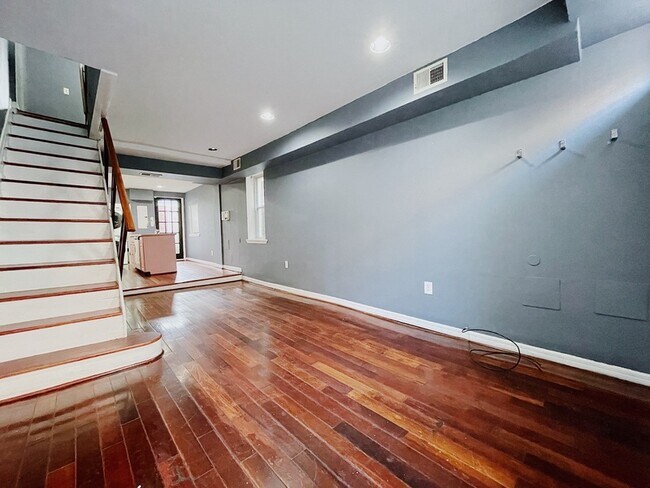 Building Photo - 313 S Chapel St