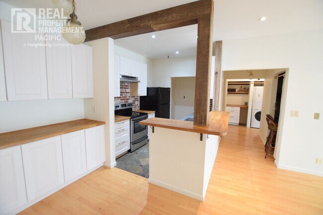 Building Photo - Remodeled One-Bedroom on Lake Merritt