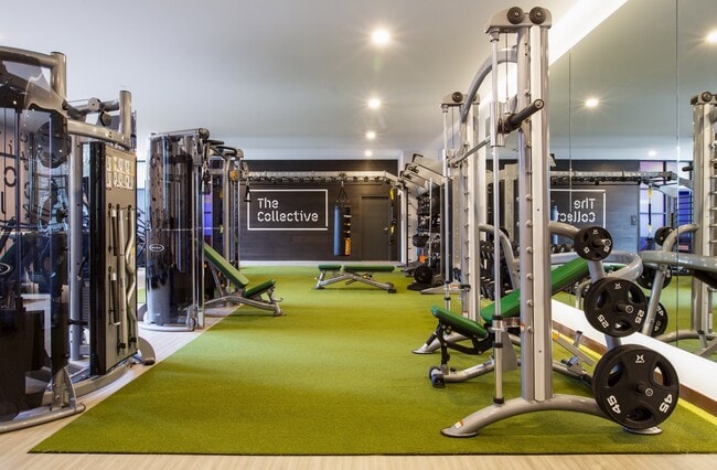 Gimnasio de tamaño comercial con estudio de yoga. - Collective on 4th
