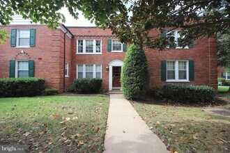 Building Photo - 1800 Queens Ln