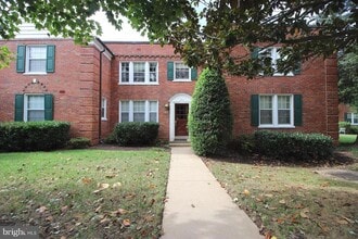Building Photo - 1800 Queens Ln