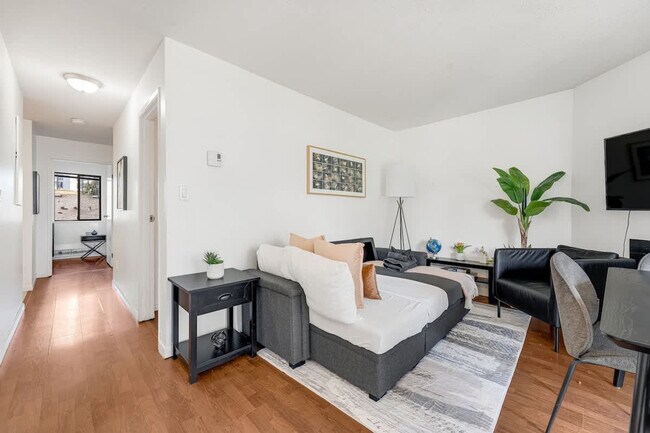 Building Photo - 1405 Haro St