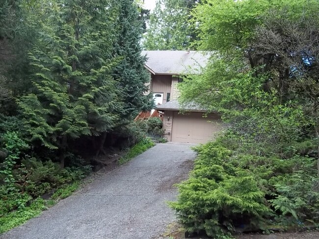 Building Photo - Bellevue Home with Some Nice Upgrades and Two Car Garage!