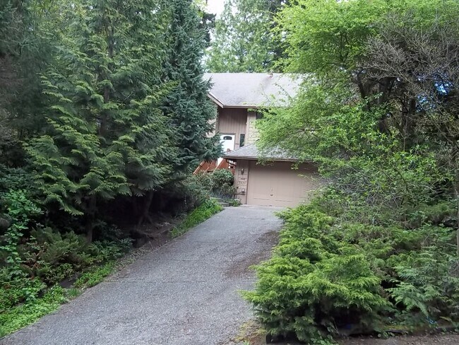 Foto del edificio - Bellevue Home with Some Nice Upgrades and Two Car Garage!