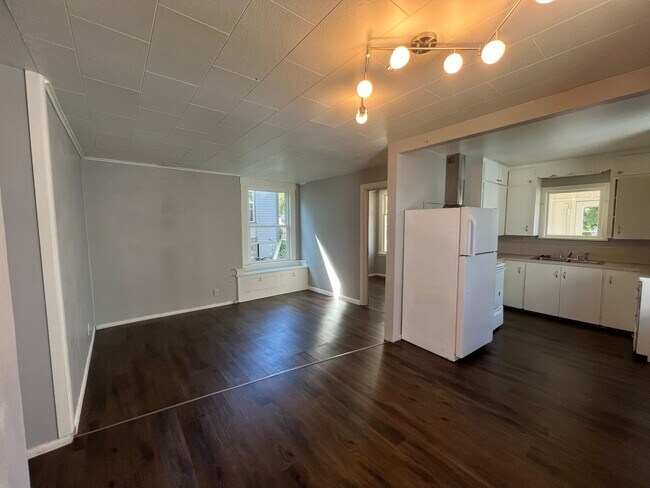 Building Photo - 3 bedroom 1 bath house - York Neighborhood