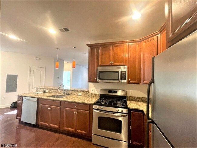 Building Photo - 1301 Meadow Brook Ct