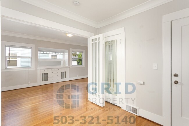 Building Photo - Two Bedroom Craftsman Available in Woodstock!