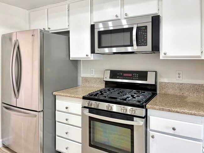 Building Photo - 3B/2BA 1,254 square foot property availabl...
