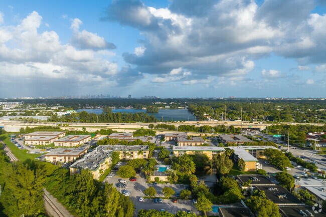 5400-5450 SW 77th Ct Vista aérea - Miller Lake Apartments